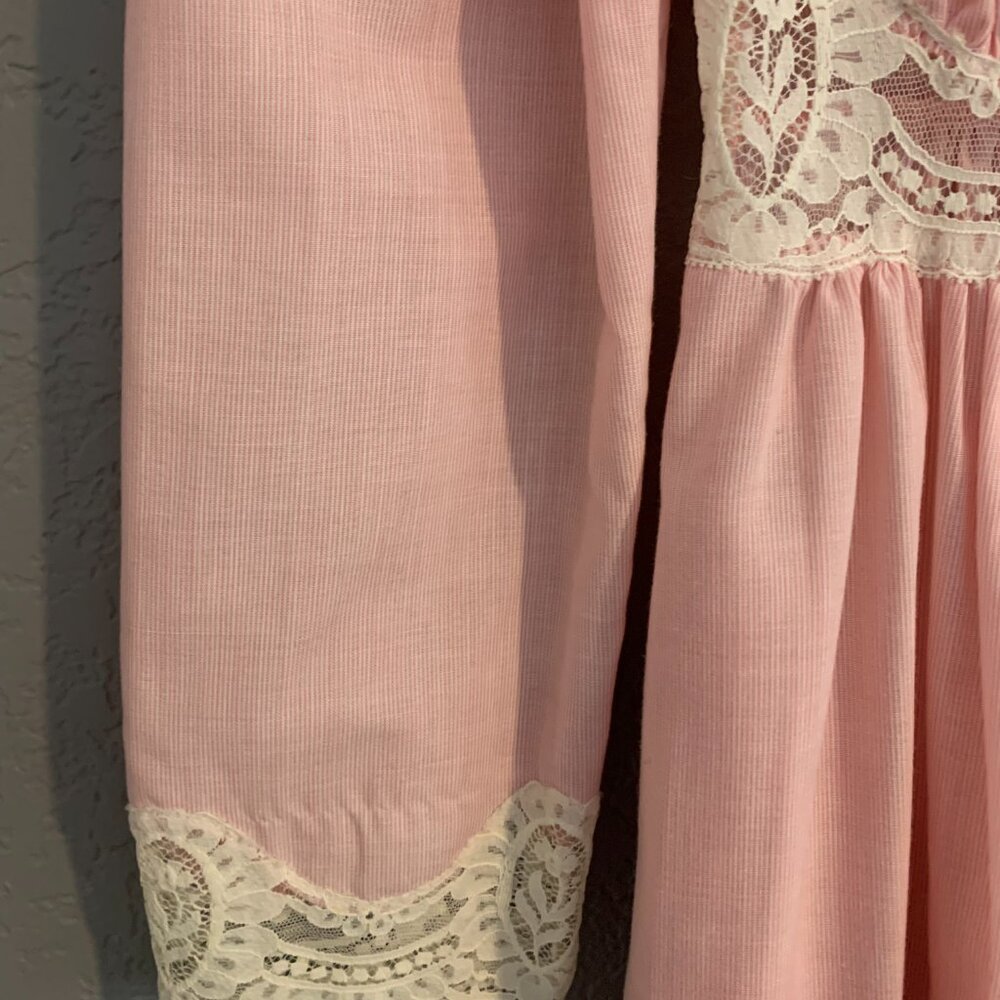 Vintage-Inspired Women's Pink Lace-Trim Robe - Picture 4 of 11